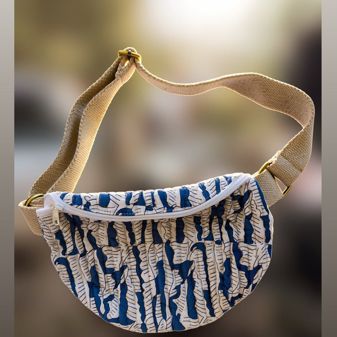 CROSSBODY MOON BAG - BLUE