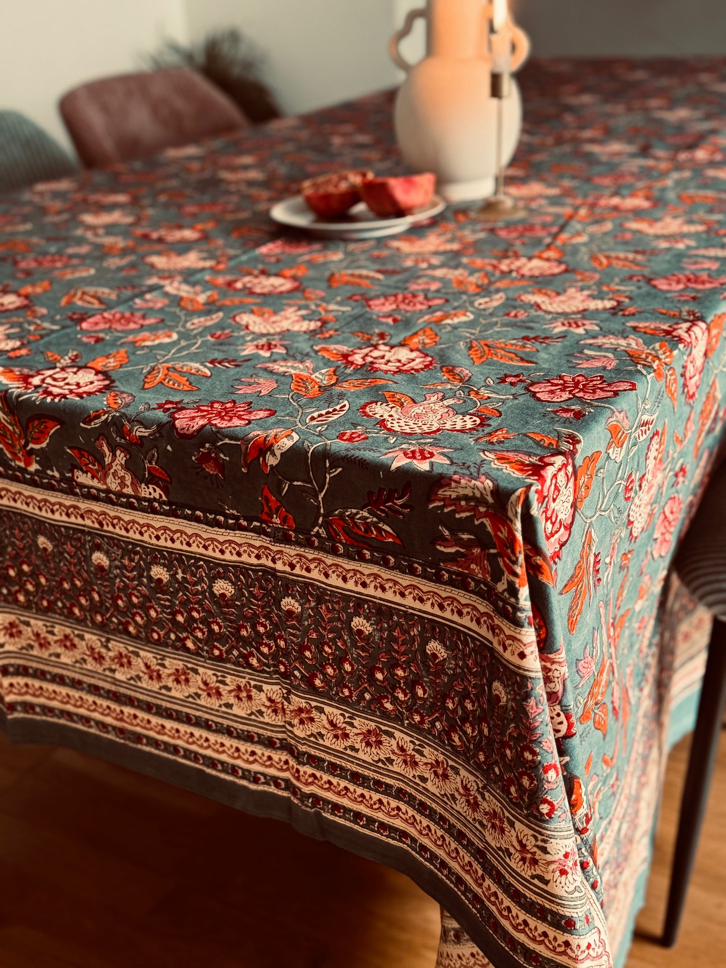 Tischdecke aus Baumwolle mit Handblockdruck in Weiß und Rosa