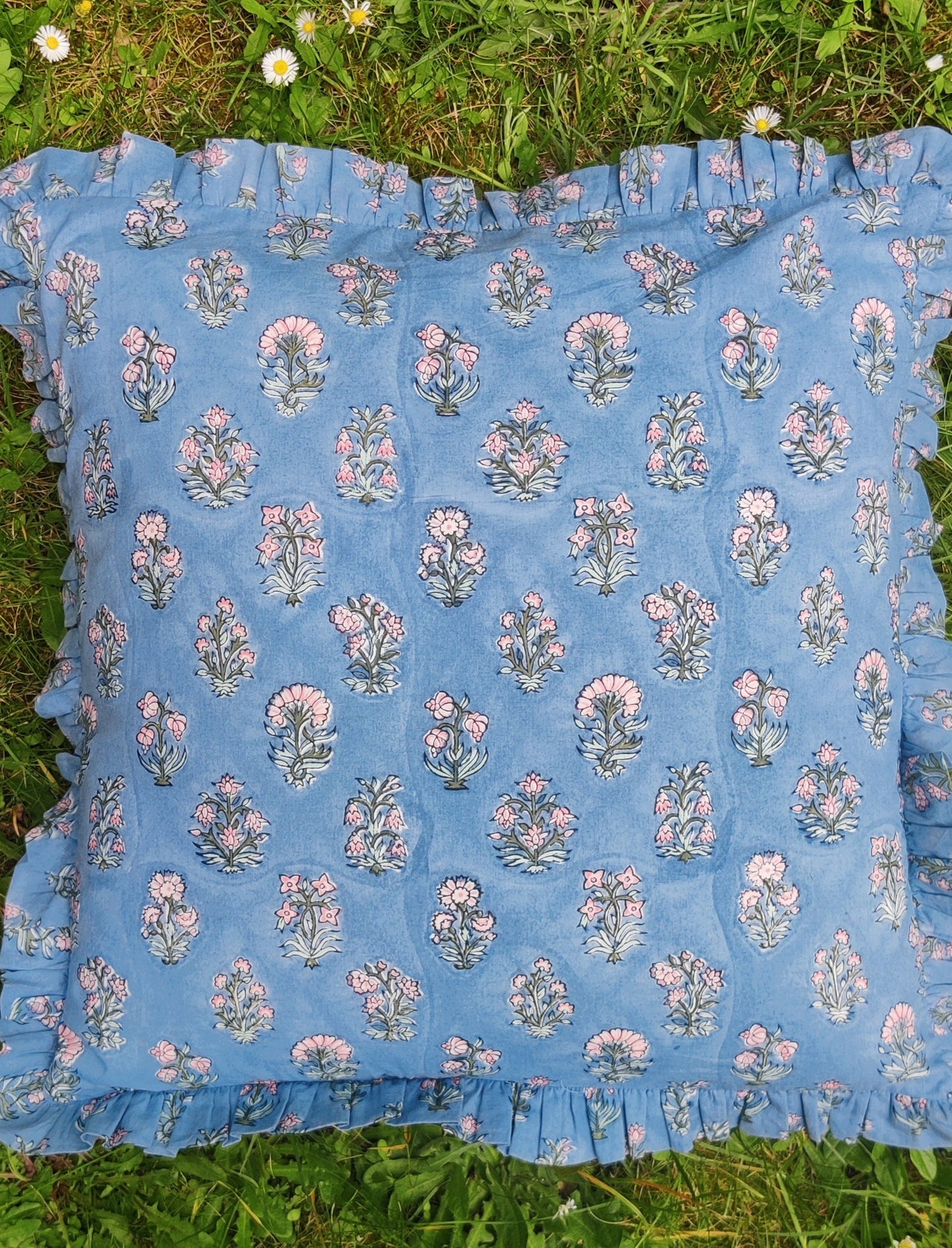 KISSENBEZUG AUS BAUMWOLLE MIT HANDBLOCKDRUCK UND RÜSCHEN - FLORA PINK