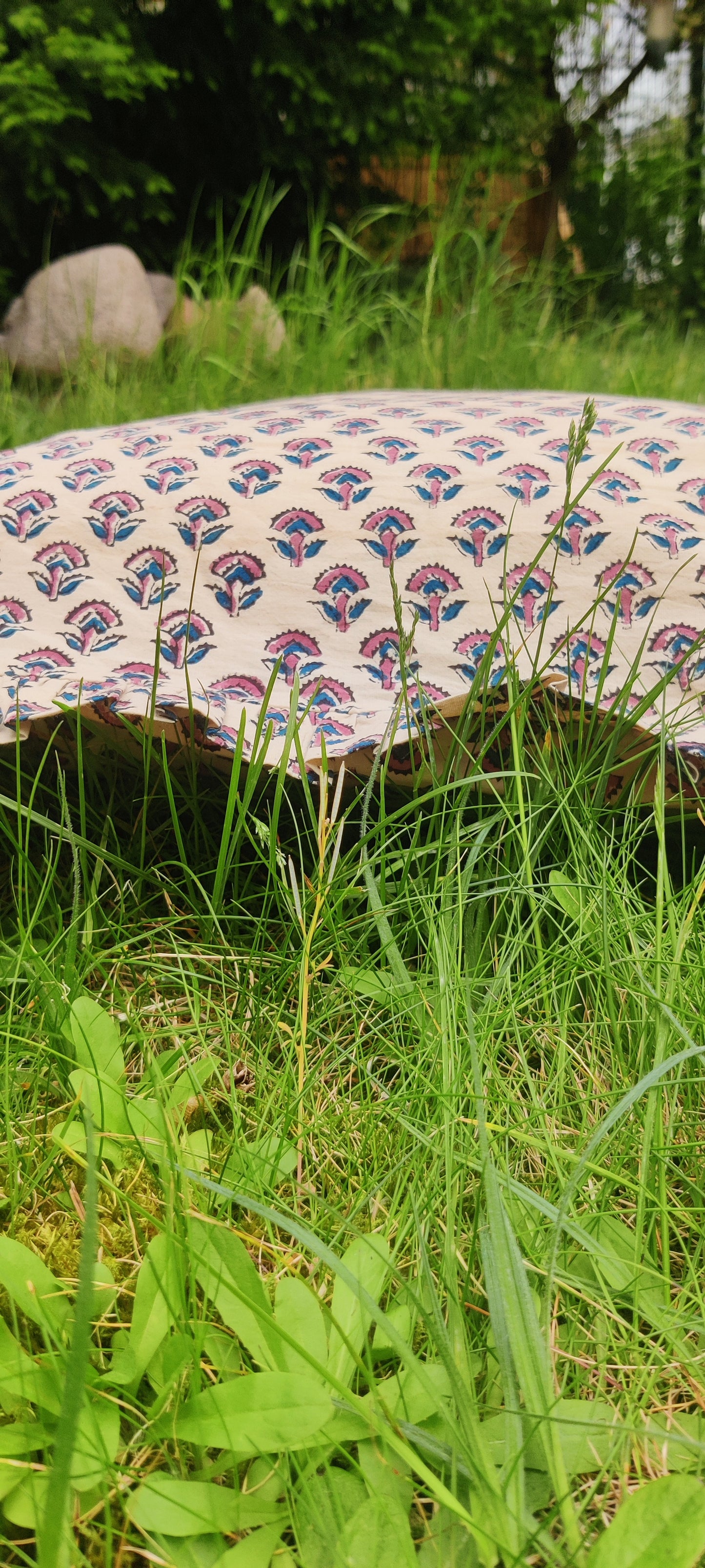 KISSENBEZUG AUS BAUMWOLLE MIT HANDBLOCKDRUCK UND RÜSCHEN - ROSA UND BLAUES MOTIV