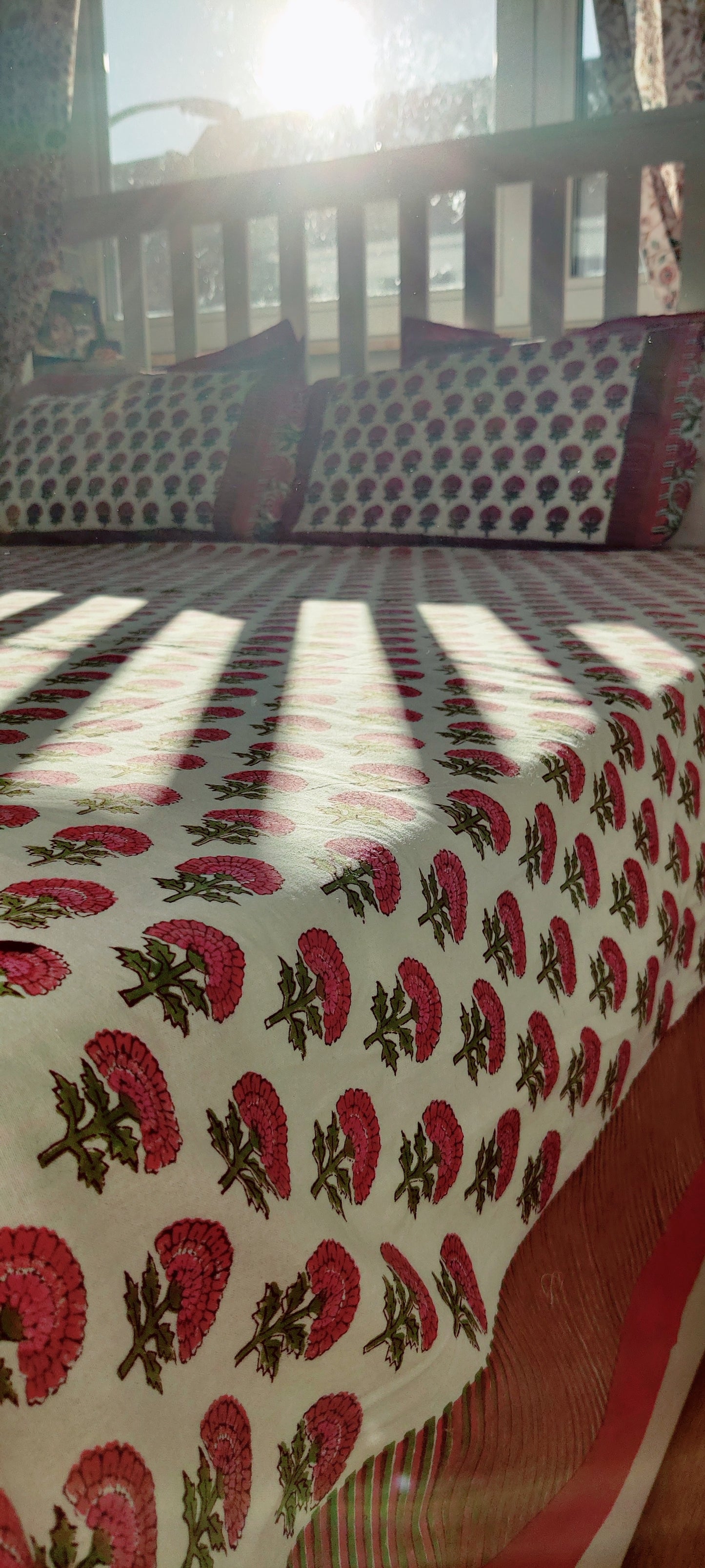 WEISS-ROSA BLUMENBOOTI-BAUMWOLL-BLATTBAND MIT HANDBLOCKDRUCK