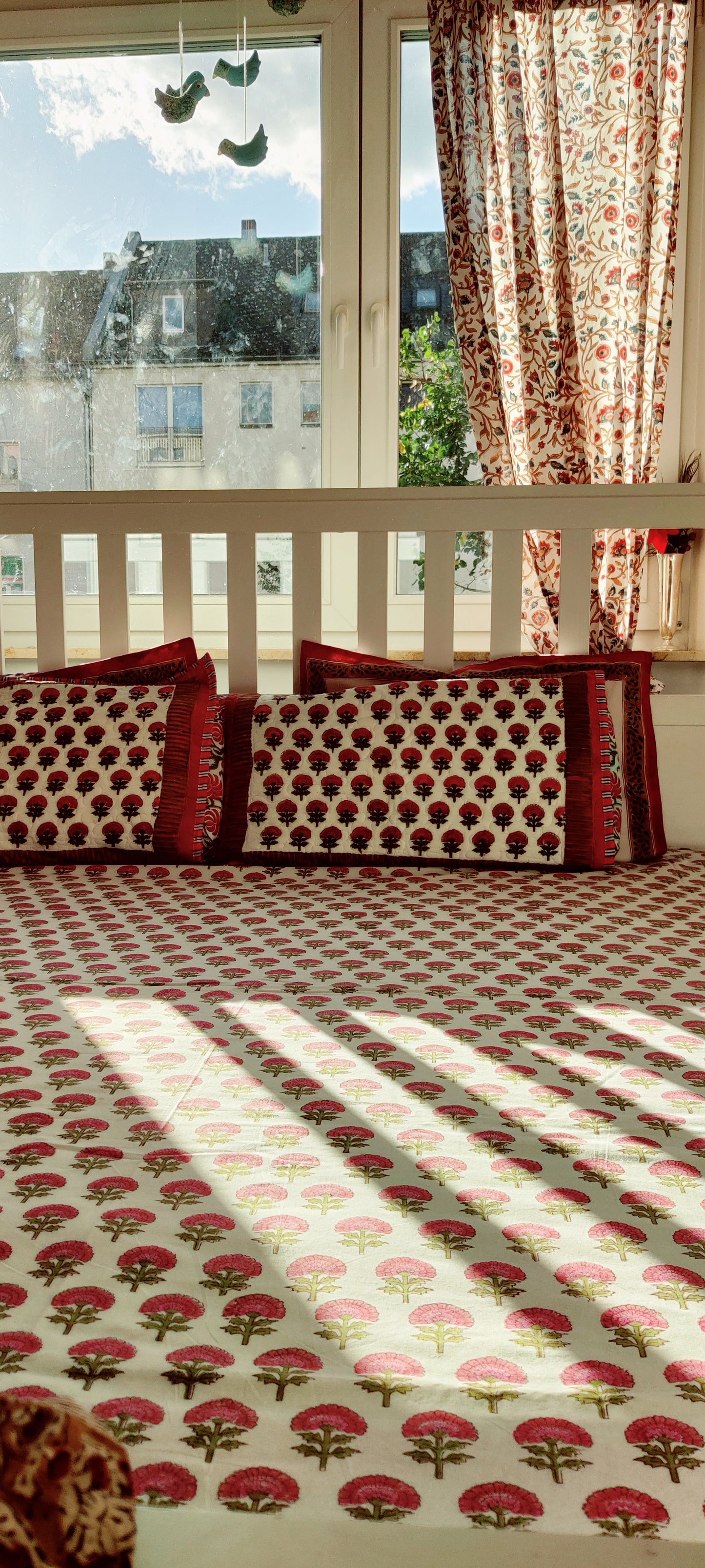 WEISS-ROSA BLUMENBOOTI-BAUMWOLL-BLATTBAND MIT HANDBLOCKDRUCK