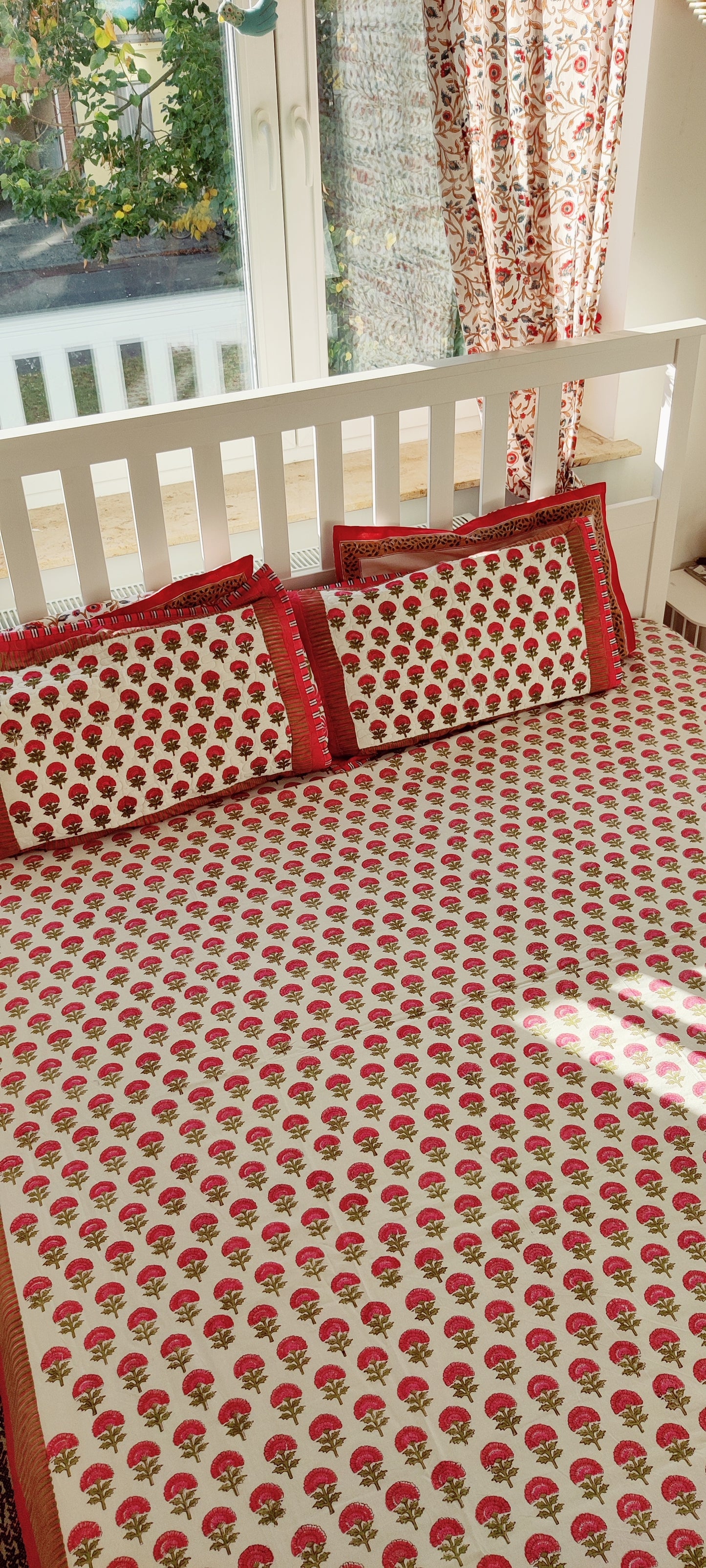 WEISS-ROSA BLUMENBOOTI-BAUMWOLL-BLATTBAND MIT HANDBLOCKDRUCK