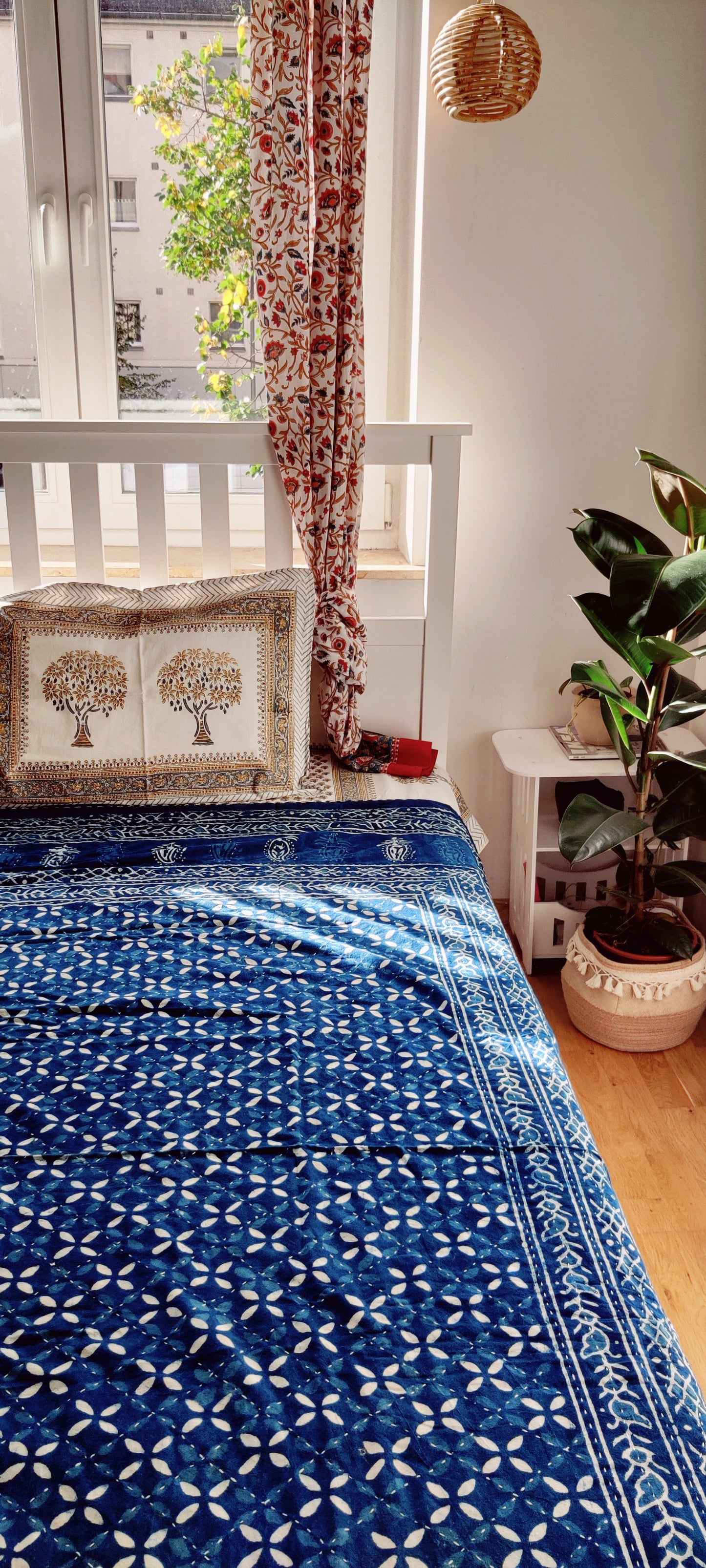 Kantha-Überwurf mit Indigo-Handblockdruck – geometrisch