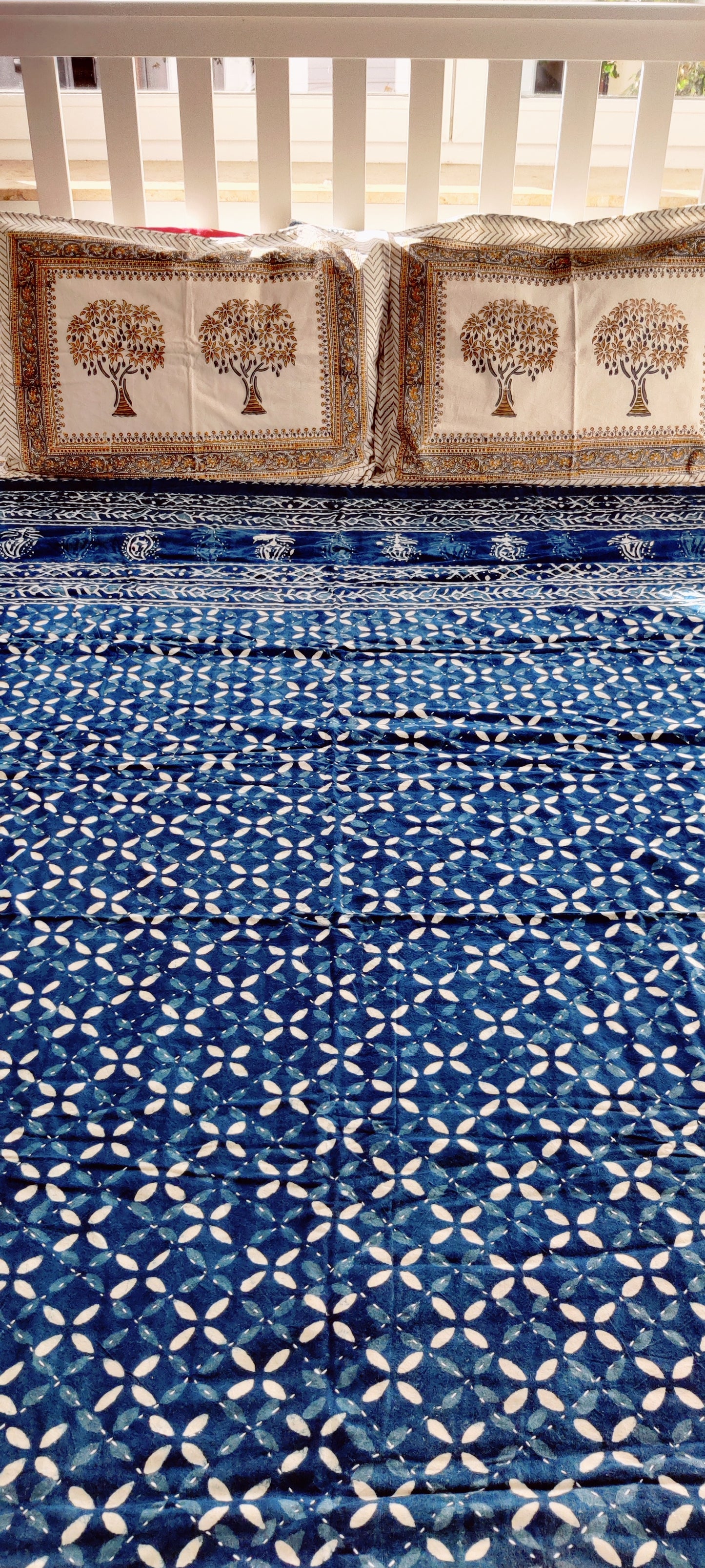 Kantha-Überwurf mit Indigo-Handblockdruck – geometrisch