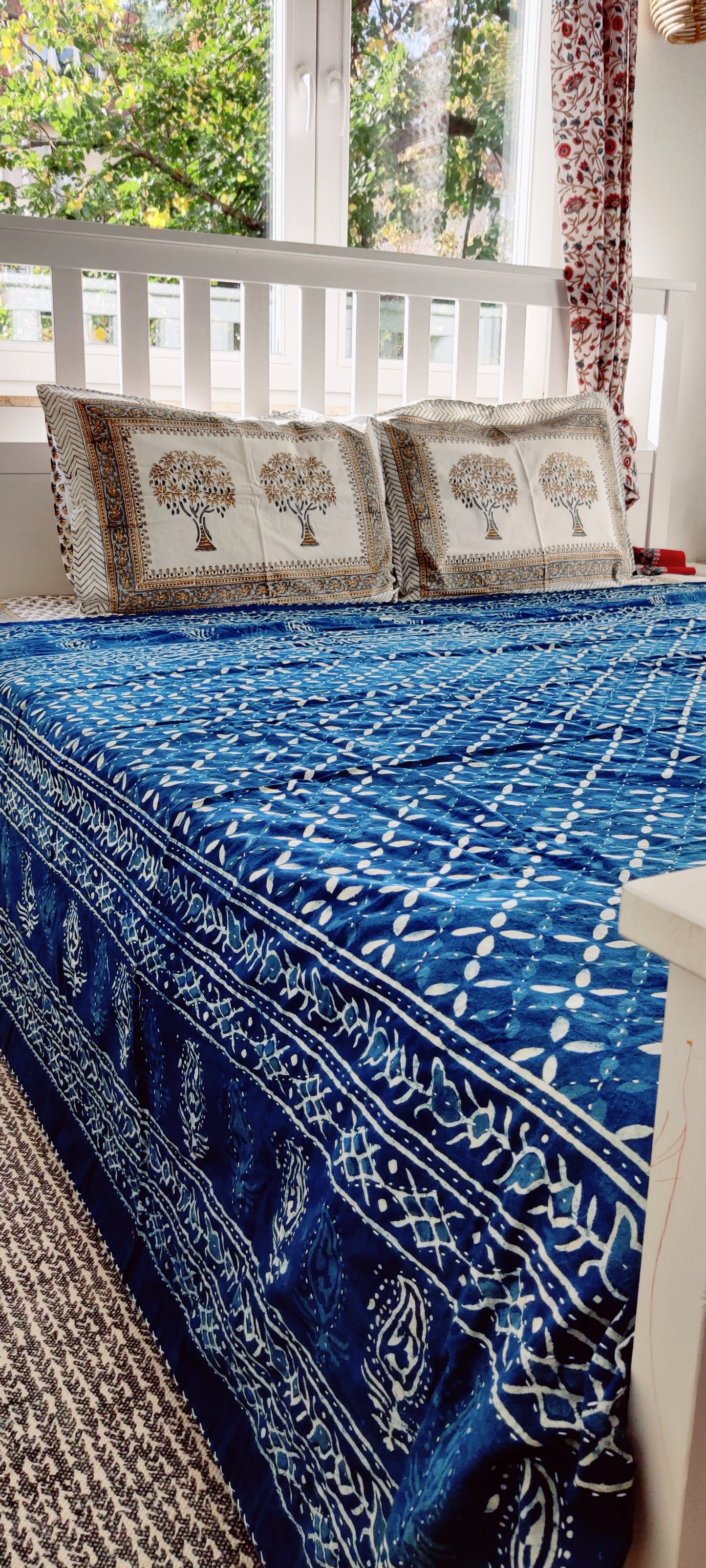 Kantha-Überwurf mit Indigo-Handblockdruck – geometrisch