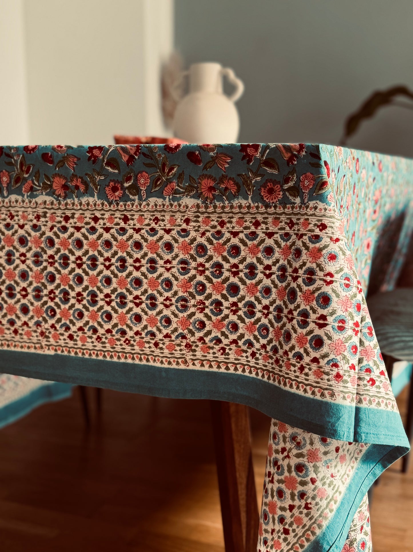 Tischdecke aus Baumwolle mit Handblockdruck in Weiß und Rosa