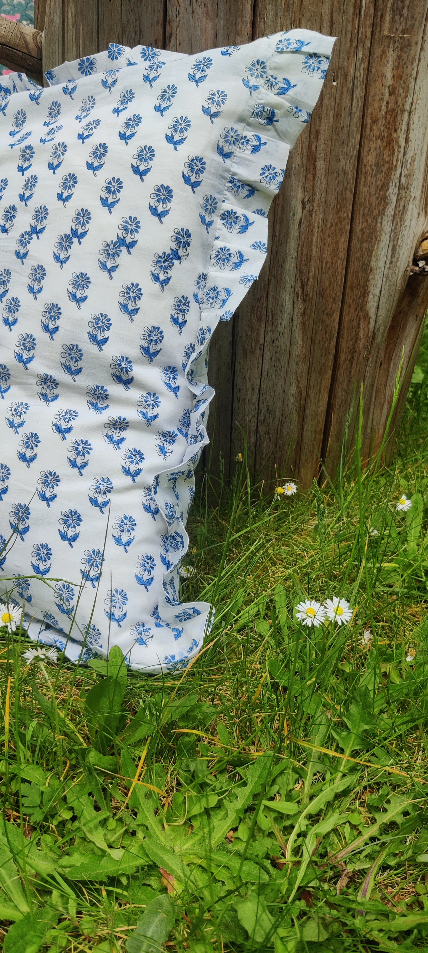 KISSENBEZUG AUS BAUMWOLLE MIT HANDBLOCKDRUCK UND RÜSCHEN - FLORA BLAU