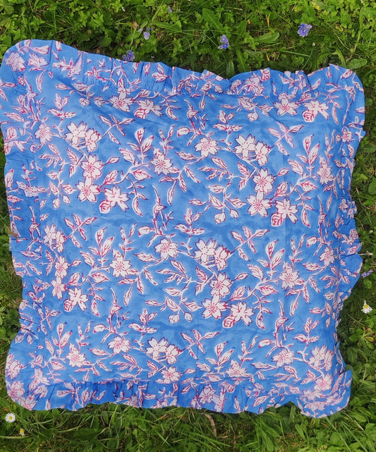 GRANDE HOUSSE DE COUSSIN EN COTON À VOLANTS IMPRIMÉ À LA MAIN - BLEU CIEL