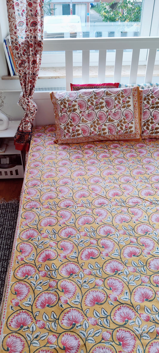 DRAP PLAT EN COTON LOTUS JAUNE-ROSE IMPRIMÉ À LA MAIN