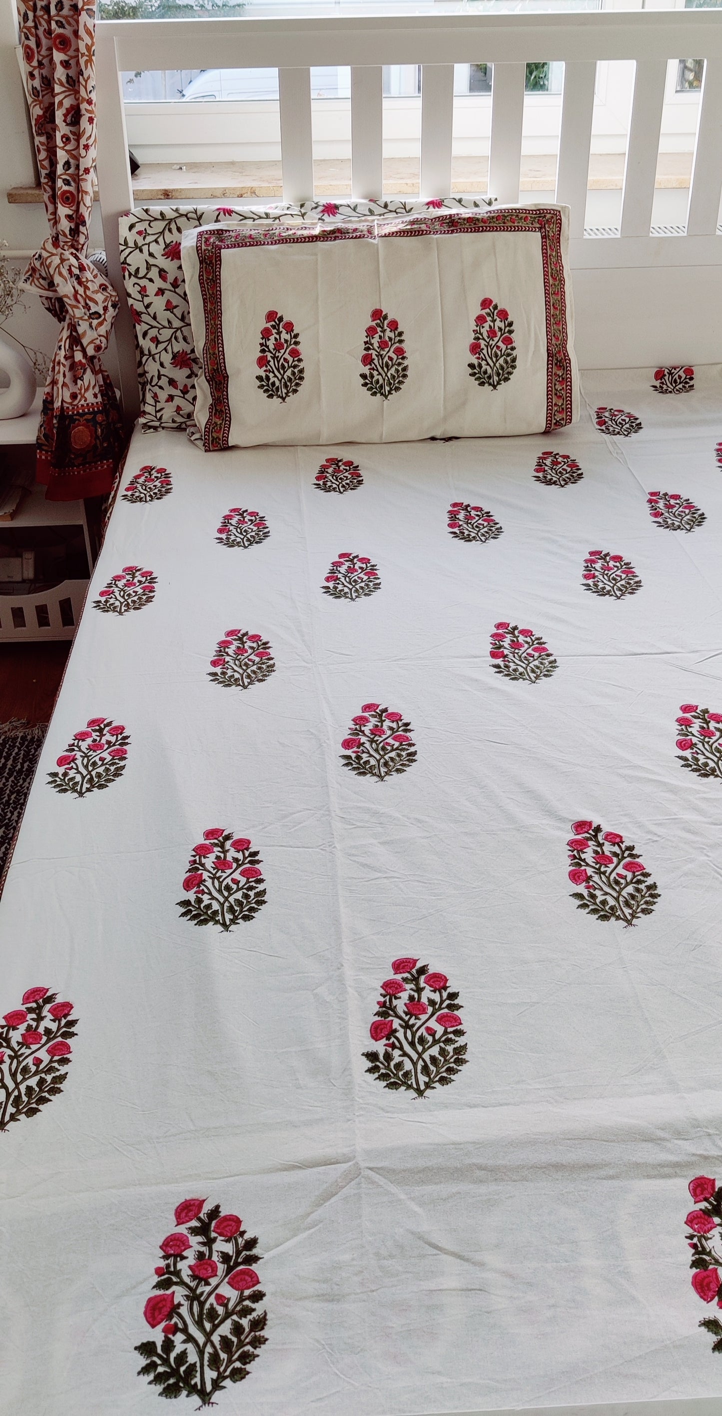 DRAP PLAT EN COTON IMPRIMÉ À LA MAIN BLANC-SAUGE-ROSE