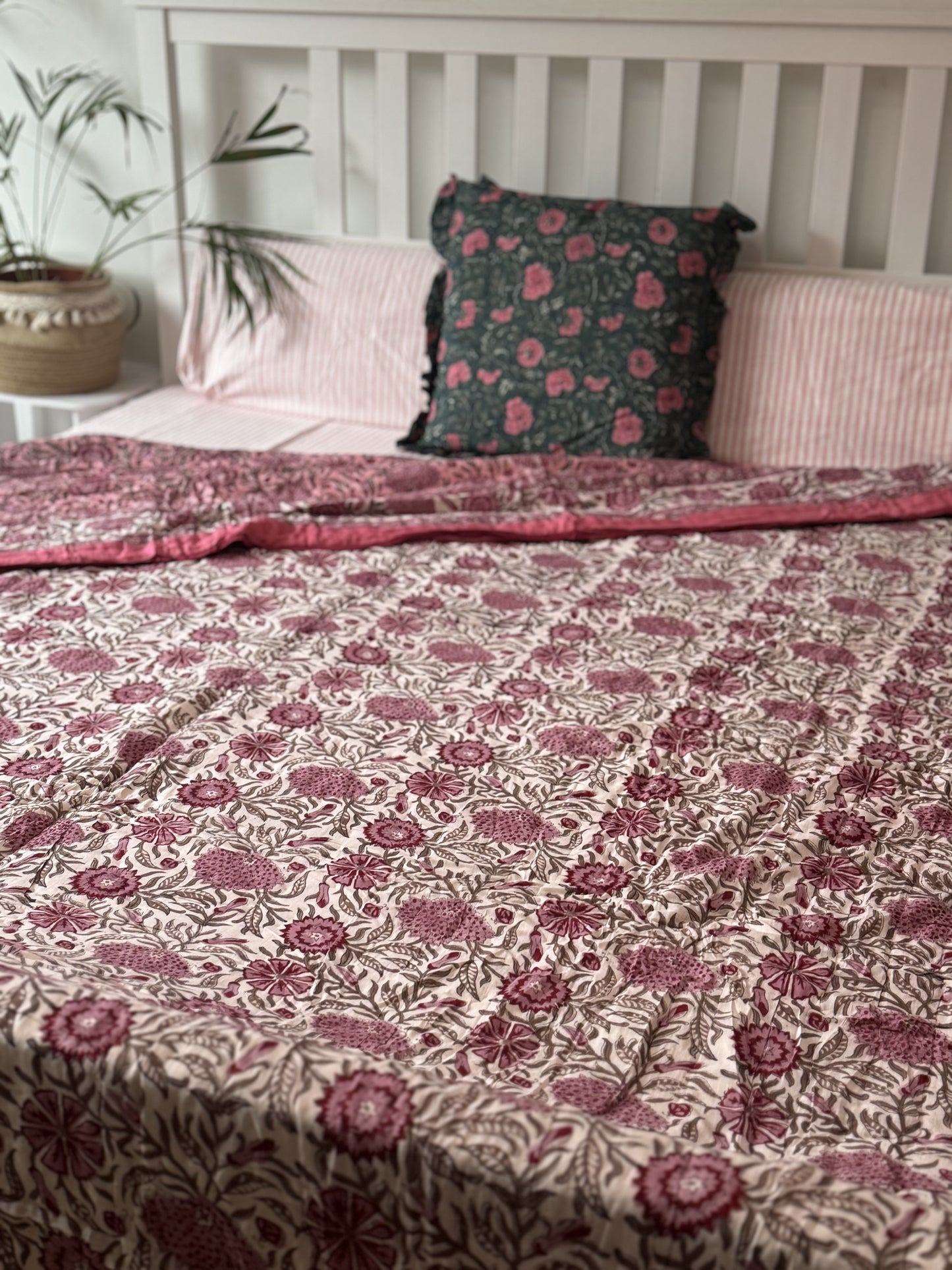 HAND BLOCK PRINT JAIPURI RAZAI/ QUILT - WHITE AND PINK FLORAL JAAL