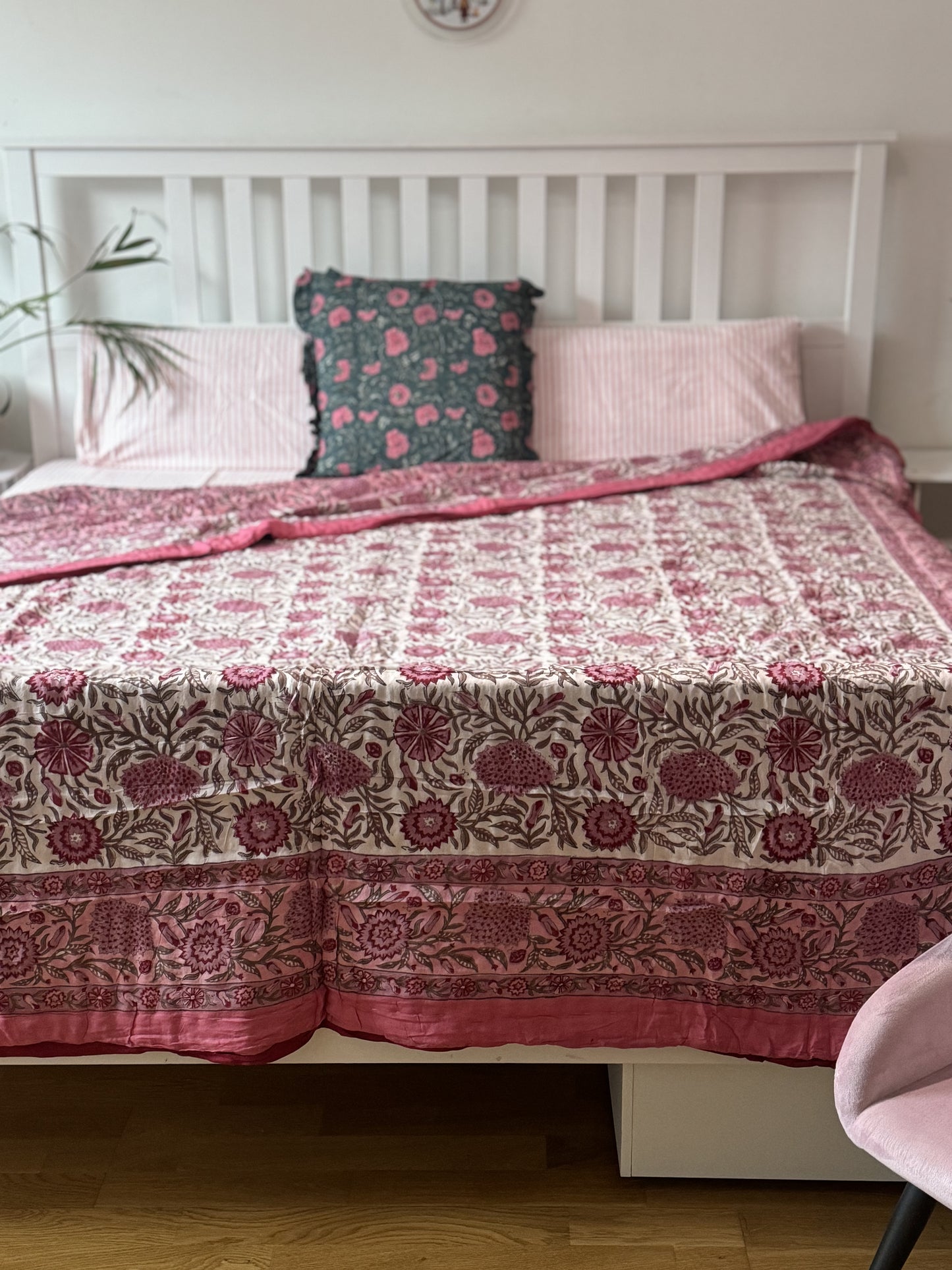 HAND BLOCK PRINT JAIPURI RAZAI/ QUILT - WHITE AND PINK FLORAL JAAL