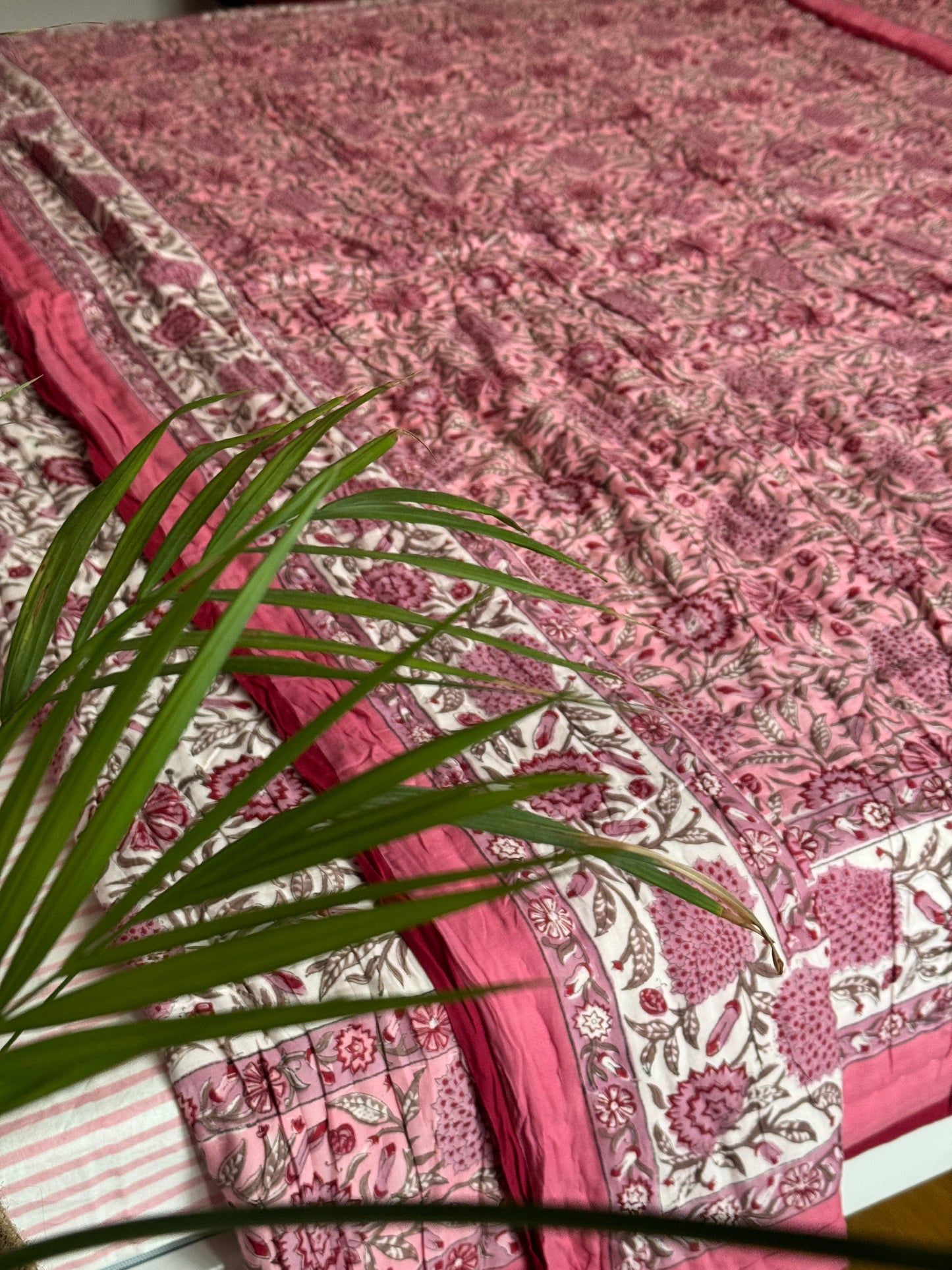 HAND BLOCK PRINT JAIPURI RAZAI/ QUILT - WHITE AND PINK FLORAL JAAL